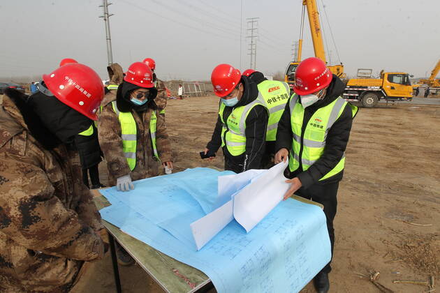 SHIJIAZHUANG, CHINA - JANUARY 14: Workers at the construction site of a centralized quarantine site with a total of 3,000 prefabricated rooms on January 14, 2021 in Shijiazhuang, Hebei Province of China.  Copyright: xVCGx CFP111313814207