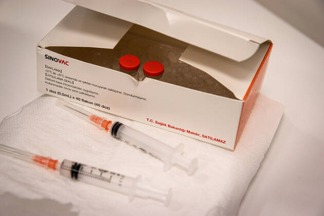 News Bilder des Tages January 14, 2021, Ankara, Turkey: China s Sinovac vaccin vials seen inside their box with two syringes..China s Sinovac vaccine started to be applied to 81 cities in Turkey. In Ankara City Hospital, the vaccination was applied to the hospital staff first in order to protect them from possible Covid-19 infected patients. Ankara Turkey - ZUMAs197 20210114_zaa_s197_017 Copyright: xTunahanxTurhanx
