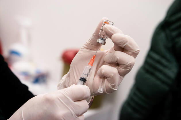 January 14, 2021, Ankara, Turkey: A nurse holds the vaccination syringe and China s Sinovac vaccine vial..China s Sinovac vaccine started to be applied to 81 cities in Turkey. In Ankara City Hospital, the vaccination was applied to the hospital staff first in order to protect them from possible Covid-19 infected patients. Ankara Turkey - ZUMAs197 20210114_zaa_s197_018 Copyright: xTunahanxTurhanx