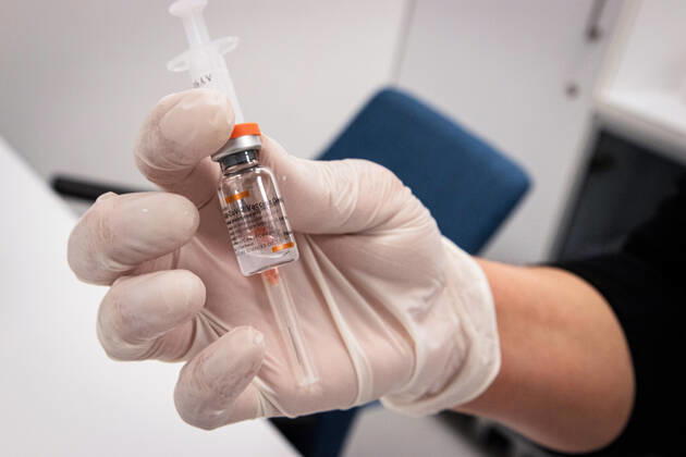 January 14, 2021, Ankara, Turkey: A nurse holds the vaccination syringe and China s Sinovac vaccine vial..China s Sinovac vaccine started to be applied to 81 cities in Turkey. In Ankara City Hospital, the vaccination was applied to the hospital staff first in order to protect them from possible Covid-19 infected patients. Ankara Turkey - ZUMAs197 20210114_zaa_s197_024 Copyright: xTunahanxTurhanx