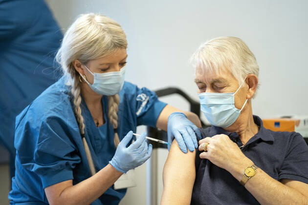 Foerste borger i Danmark bliver vaccineret med covid-19 vaccine fra Moderna i vaccinationscentret i Vejle torsdag den 14. januar 2021. 75-aarige Andy Puggaard Thomsen fra Goerding, pensionist og tidligere saelger, bliver vaccineret af Camilla Hagbart Villsen. , Vejle Denmark Copyright: FrankxCilius FrankxCiliusx COP102 spdk20210114-130436-L