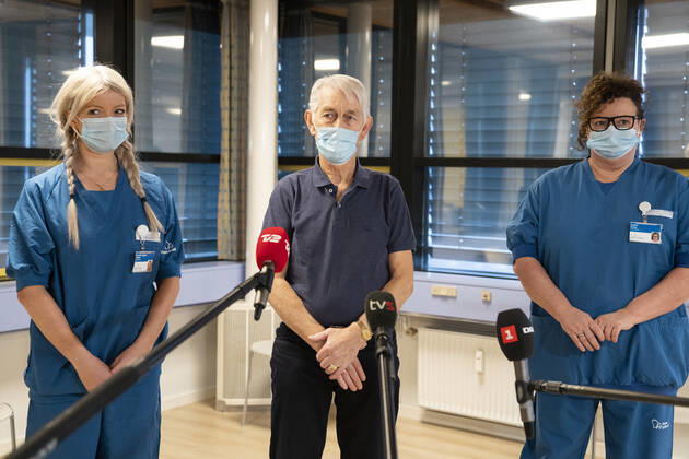 Foerste borger i Danmark bliver vaccineret med covid-19 vaccine fra Moderna i vaccinationscentret i Vejle torsdag den 14. januar 2021. 75-aarige Andy Puggaard Thomsen fra Goerding, pensionist og tidligere saelger, taler med pressen efter han er blevet vaccineret af Camilla Hagbart Villsen (tv) Til hoejre er det sygeplejerske Anette Kring. , Vejle Denmark Copyright: FrankxCilius FrankxCiliusx COP102 spdk20210114-130458-L