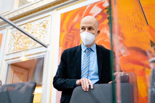 Wien 14.01.2021, Hofburg, Wien, AUT, Parlament, Sondersitzung des Nationalrates zu Corona-Gesetz, Kocher-Vorstellung und Bundesministeriengesetz, im Bild Martin Kocher during a meeting of the National Council about Corona Act, Kocher presentation, and Federal Ministries Act at the Hofburg palace in Vienna, Austria on 2021 01 14,