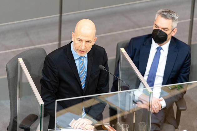 Wien 14.01.2021, Hofburg, Wien, AUT, Parlament, Sondersitzung des Nationalrates zu Corona-Gesetz, Kocher-Vorstellung und Bundesministeriengesetz, im Bild Martin Kocher during a meeting of the National Council about Corona Act, Kocher presentation, and Federal Ministries Act at the Hofburg palace in Vienna, Austria on 2021 01 14,