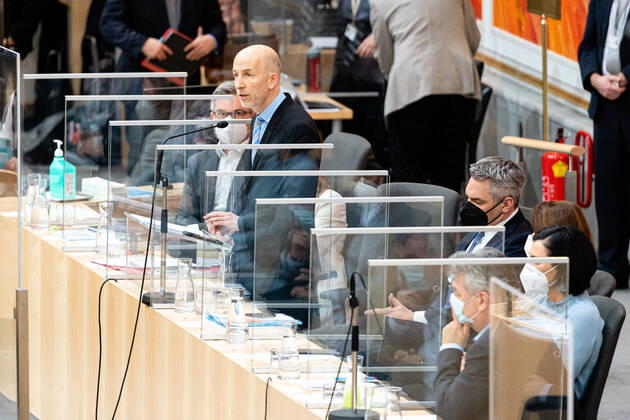 Wien 14.01.2021, Hofburg, Wien, AUT, Parlament, Sondersitzung des Nationalrates zu Corona-Gesetz, Kocher-Vorstellung und Bundesministeriengesetz, im Bild Martin Kocher during a meeting of the National Council about Corona Act, Kocher presentation, and Federal Ministries Act at the Hofburg palace in Vienna, Austria on 2021 01 14,