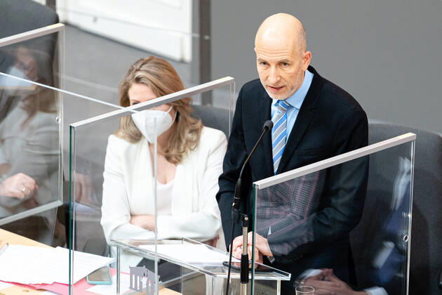 News Bilder des Tages Wien 14.01.2021, Hofburg, Wien, AUT, Parlament, Sondersitzung des Nationalrates zu Corona-Gesetz, Kocher-Vorstellung und Bundesministeriengesetz, im Bild Martin Kocher during a meeting of the National Council about Corona Act, Kocher presentation, and Federal Ministries Act at the Hofburg palace in Vienna, Austria on 2021 01 14,