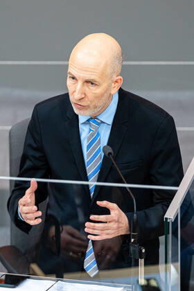 Wien 14.01.2021, Hofburg, Wien, AUT, Parlament, Sondersitzung des Nationalrates zu Corona-Gesetz, Kocher-Vorstellung und Bundesministeriengesetz, im Bild Martin Kocher during a meeting of the National Council about Corona Act, Kocher presentation, and Federal Ministries Act at the Hofburg palace in Vienna, Austria on 2021 01 14,