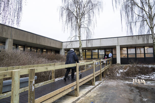 Foerste borger i Danmark bliver vaccineret med covid-19 vaccine fra Moderna i vaccinationscentret i Vejle torsdag den 14. januar 2021. Her er en aeldre kvinde med rollator paa vej ind, mens en anden kvinde i koerestol er paa vej ud af vaccinationscenteret.. , Vejle Denmark Copyright: FrankxCilius FrankxCiliusx COP102 spdk20210114-132803-L