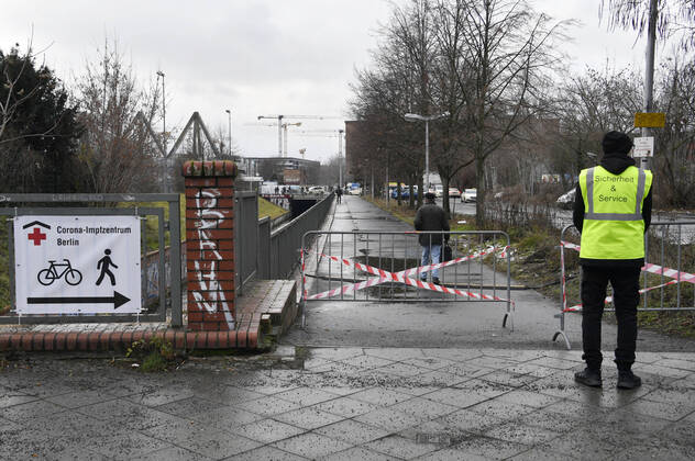 Heute wurde mit dem Erika-Heß-Eisstadion das zweite Corona-Impfzentrum (CIZ) in Betrieb genommen. Vorerst sollen aufgrund der begrenzten Menge des zur Verfügung stehenden Impfstoffes rund 120 Impfungen pro Tag durchgeführt werden. Das CIZ Erika-Heß-Eisstadion wird dafür zwischen 9:00 Uhr und 14:00 Uhr im Einschichtbetrieb geöffnet sein. Es hat eine maximale Impfkapazität von 1100 Impfungen pro Tag. Berlin, 14.01.2021