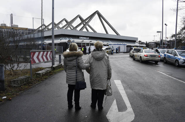 Heute wurde mit dem Erika-Heß-Eisstadion das zweite Corona-Impfzentrum (CIZ) in Betrieb genommen. Vorerst sollen aufgrund der begrenzten Menge des zur Verfügung stehenden Impfstoffes rund 120 Impfungen pro Tag durchgeführt werden. Das CIZ Erika-Heß-Eisstadion wird dafür zwischen 9:00 Uhr und 14:00 Uhr im Einschichtbetrieb geöffnet sein. Es hat eine maximale Impfkapazität von 1100 Impfungen pro Tag. Berlin, 14.01.2021