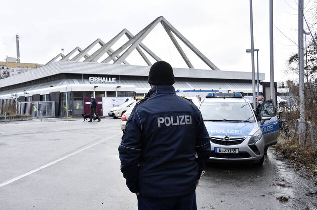 Heute wurde mit dem Erika-Heß-Eisstadion das zweite Corona-Impfzentrum (CIZ) in Betrieb genommen. Vorerst sollen aufgrund der begrenzten Menge des zur Verfügung stehenden Impfstoffes rund 120 Impfungen pro Tag durchgeführt werden. Das CIZ Erika-Heß-Eisstadion wird dafür zwischen 9:00 Uhr und 14:00 Uhr im Einschichtbetrieb geöffnet sein. Es hat eine maximale Impfkapazität von 1100 Impfungen pro Tag. Berlin, 14.01.2021