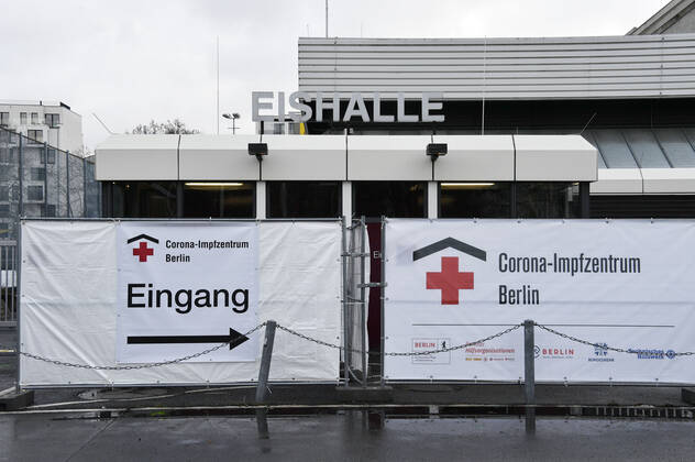 News Bilder des Tages Heute wurde mit dem Erika-Heß-Eisstadion das zweite Corona-Impfzentrum (CIZ) in Betrieb genommen. Vorerst sollen aufgrund der begrenzten Menge des zur Verfügung stehenden Impfstoffes rund 120 Impfungen pro Tag durchgeführt werden. Das CIZ Erika-Heß-Eisstadion wird dafür zwischen 9:00 Uhr und 14:00 Uhr im Einschichtbetrieb geöffnet sein. Es hat eine maximale Impfkapazität von 1100 Impfungen pro Tag. Berlin, 14.01.2021