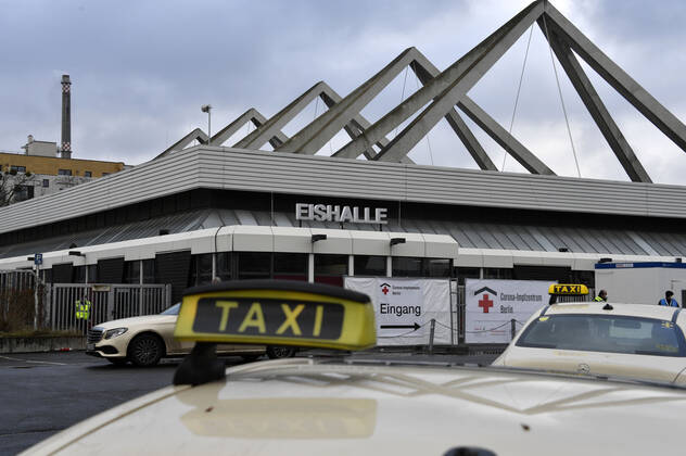 Heute wurde mit dem Erika-Heß-Eisstadion das zweite Corona-Impfzentrum (CIZ) in Betrieb genommen. Vorerst sollen aufgrund der begrenzten Menge des zur Verfügung stehenden Impfstoffes rund 120 Impfungen pro Tag durchgeführt werden. Das CIZ Erika-Heß-Eisstadion wird dafür zwischen 9:00 Uhr und 14:00 Uhr im Einschichtbetrieb geöffnet sein. Es hat eine maximale Impfkapazität von 1100 Impfungen pro Tag. Berlin, 14.01.2021