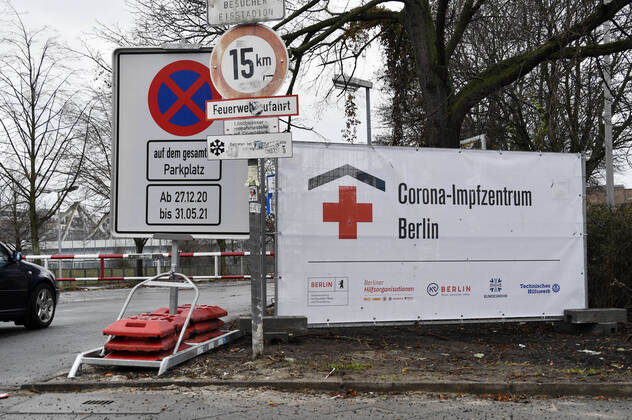 Heute wurde mit dem Erika-Heß-Eisstadion das zweite Corona-Impfzentrum (CIZ) in Betrieb genommen. Vorerst sollen aufgrund der begrenzten Menge des zur Verfügung stehenden Impfstoffes rund 120 Impfungen pro Tag durchgeführt werden. Das CIZ Erika-Heß-Eisstadion wird dafür zwischen 9:00 Uhr und 14:00 Uhr im Einschichtbetrieb geöffnet sein. Es hat eine maximale Impfkapazität von 1100 Impfungen pro Tag. Berlin, 14.01.2021