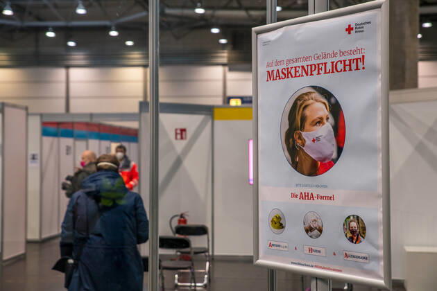 Pressetermin im Impfzentrum Leipzig. Hintergrund: Seit Jahresanfang ist das mobile Impfteam in Leipzig unterwegs, um Bewohnerinnen und Bewohner sowie Pflegepersonal in den rund 100 Alten- und Pflegeheimen der Stadt gegen COVID-19 zu impfen. In einem nächsten Schritt hat heute, am 11. Januar, das Impfzentrum auf der Neuen Messe Leipzig seine Arbeit aufgenommen. Zunächst werden dort Angehörige prioritär zu impfender Berufsgruppen mittels GruppenÂ­terminen geimpft, wie z.B. Mitarbeiter von Rettungsdiensten und ambulanten Pflegediensten. Ab Donnerstag, 14.01.2021, erhalten zusätzlich die ersten Leipziger ihre Coronaschutz-Impfung.