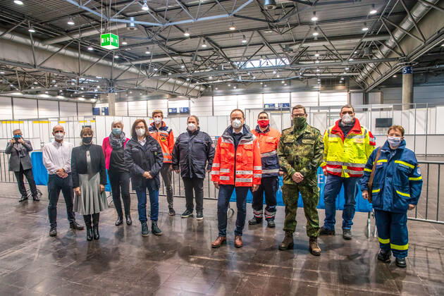 Pressetermin im Impfzentrum Leipzig. Hintergrund: Seit Jahresanfang ist das mobile Impfteam in Leipzig unterwegs, um Bewohnerinnen und Bewohner sowie Pflegepersonal in den rund 100 Alten- und Pflegeheimen der Stadt gegen COVID-19 zu impfen. In einem nächsten Schritt hat heute, am 11. Januar, das Impfzentrum auf der Neuen Messe Leipzig seine Arbeit aufgenommen. Zunächst werden dort Angehörige prioritär zu impfender Berufsgruppen mittels GruppenÂ­terminen geimpft, wie z.B. Mitarbeiter von Rettungsdiensten und ambulanten Pflegediensten. Ab Donnerstag, 14.01.2021, erhalten zusätzlich die ersten Leipziger ihre Coronaschutz-Impfung.