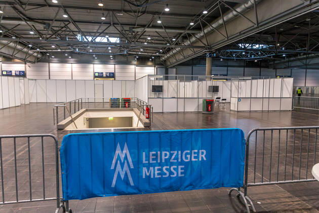 Pressetermin im Impfzentrum Leipzig. Hintergrund: Seit Jahresanfang ist das mobile Impfteam in Leipzig unterwegs, um Bewohnerinnen und Bewohner sowie Pflegepersonal in den rund 100 Alten- und Pflegeheimen der Stadt gegen COVID-19 zu impfen. In einem nächsten Schritt hat heute, am 11. Januar, das Impfzentrum auf der Neuen Messe Leipzig seine Arbeit aufgenommen. Zunächst werden dort Angehörige prioritär zu impfender Berufsgruppen mittels GruppenÂ­terminen geimpft, wie z.B. Mitarbeiter von Rettungsdiensten und ambulanten Pflegediensten. Ab Donnerstag, 14.01.2021, erhalten zusätzlich die ersten Leipziger ihre Coronaschutz-Impfung.