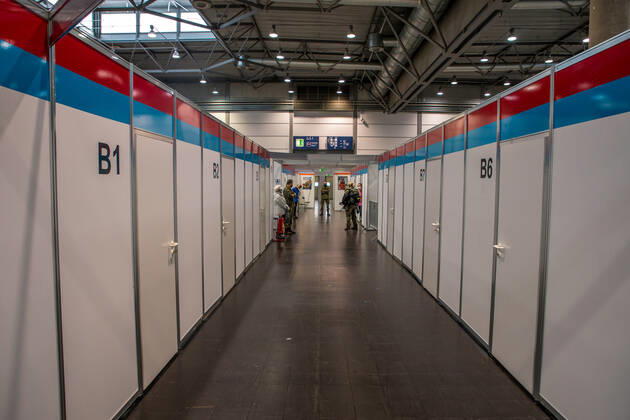 Pressetermin im Impfzentrum Leipzig. Hintergrund: Seit Jahresanfang ist das mobile Impfteam in Leipzig unterwegs, um Bewohnerinnen und Bewohner sowie Pflegepersonal in den rund 100 Alten- und Pflegeheimen der Stadt gegen COVID-19 zu impfen. In einem nächsten Schritt hat heute, am 11. Januar, das Impfzentrum auf der Neuen Messe Leipzig seine Arbeit aufgenommen. Zunächst werden dort Angehörige prioritär zu impfender Berufsgruppen mittels GruppenÂ­terminen geimpft, wie z.B. Mitarbeiter von Rettungsdiensten und ambulanten Pflegediensten. Ab Donnerstag, 14.01.2021, erhalten zusätzlich die ersten Leipziger ihre Coronaschutz-Impfung.