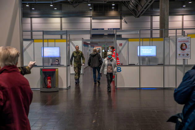 Pressetermin im Impfzentrum Leipzig. Hintergrund: Seit Jahresanfang ist das mobile Impfteam in Leipzig unterwegs, um Bewohnerinnen und Bewohner sowie Pflegepersonal in den rund 100 Alten- und Pflegeheimen der Stadt gegen COVID-19 zu impfen. In einem nächsten Schritt hat heute, am 11. Januar, das Impfzentrum auf der Neuen Messe Leipzig seine Arbeit aufgenommen. Zunächst werden dort Angehörige prioritär zu impfender Berufsgruppen mittels GruppenÂ­terminen geimpft, wie z.B. Mitarbeiter von Rettungsdiensten und ambulanten Pflegediensten. Ab Donnerstag, 14.01.2021, erhalten zusätzlich die ersten Leipziger ihre Coronaschutz-Impfung.