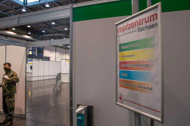 Pressetermin im Impfzentrum Leipzig. Hintergrund: Seit Jahresanfang ist das mobile Impfteam in Leipzig unterwegs, um Bewohnerinnen und Bewohner sowie Pflegepersonal in den rund 100 Alten- und Pflegeheimen der Stadt gegen COVID-19 zu impfen. In einem nächsten Schritt hat heute, am 11. Januar, das Impfzentrum auf der Neuen Messe Leipzig seine Arbeit aufgenommen. Zunächst werden dort Angehörige prioritär zu impfender Berufsgruppen mittels GruppenÂ­terminen geimpft, wie z.B. Mitarbeiter von Rettungsdiensten und ambulanten Pflegediensten. Ab Donnerstag, 14.01.2021, erhalten zusätzlich die ersten Leipziger ihre Coronaschutz-Impfung.