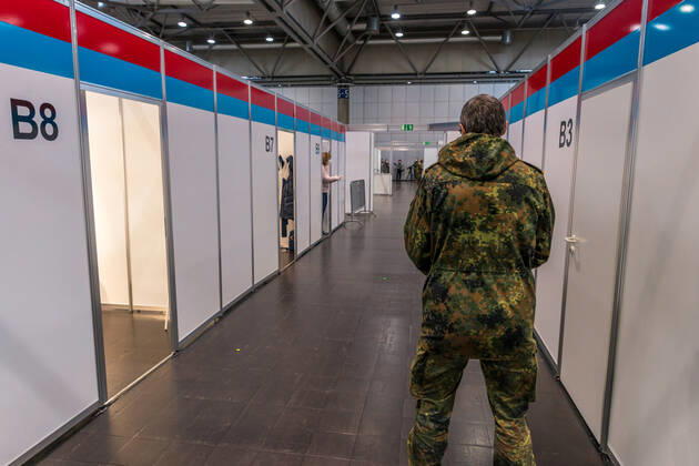 Pressetermin im Impfzentrum Leipzig. Hintergrund: Seit Jahresanfang ist das mobile Impfteam in Leipzig unterwegs, um Bewohnerinnen und Bewohner sowie Pflegepersonal in den rund 100 Alten- und Pflegeheimen der Stadt gegen COVID-19 zu impfen. In einem nächsten Schritt hat heute, am 11. Januar, das Impfzentrum auf der Neuen Messe Leipzig seine Arbeit aufgenommen. Zunächst werden dort Angehörige prioritär zu impfender Berufsgruppen mittels GruppenÂ­terminen geimpft, wie z.B. Mitarbeiter von Rettungsdiensten und ambulanten Pflegediensten. Ab Donnerstag, 14.01.2021, erhalten zusätzlich die ersten Leipziger ihre Coronaschutz-Impfung.