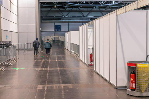 Pressetermin im Impfzentrum Leipzig. Hintergrund: Seit Jahresanfang ist das mobile Impfteam in Leipzig unterwegs, um Bewohnerinnen und Bewohner sowie Pflegepersonal in den rund 100 Alten- und Pflegeheimen der Stadt gegen COVID-19 zu impfen. In einem nächsten Schritt hat heute, am 11. Januar, das Impfzentrum auf der Neuen Messe Leipzig seine Arbeit aufgenommen. Zunächst werden dort Angehörige prioritär zu impfender Berufsgruppen mittels GruppenÂ­terminen geimpft, wie z.B. Mitarbeiter von Rettungsdiensten und ambulanten Pflegediensten. Ab Donnerstag, 14.01.2021, erhalten zusätzlich die ersten Leipziger ihre Coronaschutz-Impfung.