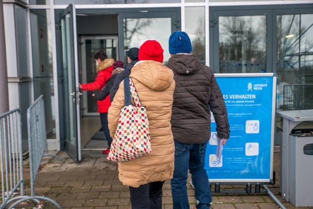 Pressetermin im Impfzentrum Leipzig. Hintergrund: Seit Jahresanfang ist das mobile Impfteam in Leipzig unterwegs, um Bewohnerinnen und Bewohner sowie Pflegepersonal in den rund 100 Alten- und Pflegeheimen der Stadt gegen COVID-19 zu impfen. In einem nächsten Schritt hat heute, am 11. Januar, das Impfzentrum auf der Neuen Messe Leipzig seine Arbeit aufgenommen. Zunächst werden dort Angehörige prioritär zu impfender Berufsgruppen mittels GruppenÂ­terminen geimpft, wie z.B. Mitarbeiter von Rettungsdiensten und ambulanten Pflegediensten. Ab Donnerstag, 14.01.2021, erhalten zusätzlich die ersten Leipziger ihre Coronaschutz-Impfung.