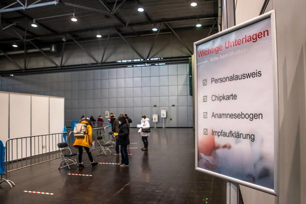 Pressetermin im Impfzentrum Leipzig. Hintergrund: Seit Jahresanfang ist das mobile Impfteam in Leipzig unterwegs, um Bewohnerinnen und Bewohner sowie Pflegepersonal in den rund 100 Alten- und Pflegeheimen der Stadt gegen COVID-19 zu impfen. In einem nächsten Schritt hat heute, am 11. Januar, das Impfzentrum auf der Neuen Messe Leipzig seine Arbeit aufgenommen. Zunächst werden dort Angehörige prioritär zu impfender Berufsgruppen mittels GruppenÂ­terminen geimpft, wie z.B. Mitarbeiter von Rettungsdiensten und ambulanten Pflegediensten. Ab Donnerstag, 14.01.2021, erhalten zusätzlich die ersten Leipziger ihre Coronaschutz-Impfung.