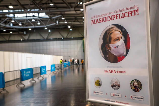 Pressetermin im Impfzentrum Leipzig. Hintergrund: Seit Jahresanfang ist das mobile Impfteam in Leipzig unterwegs, um Bewohnerinnen und Bewohner sowie Pflegepersonal in den rund 100 Alten- und Pflegeheimen der Stadt gegen COVID-19 zu impfen. In einem nächsten Schritt hat heute, am 11. Januar, das Impfzentrum auf der Neuen Messe Leipzig seine Arbeit aufgenommen. Zunächst werden dort Angehörige prioritär zu impfender Berufsgruppen mittels GruppenÂ­terminen geimpft, wie z.B. Mitarbeiter von Rettungsdiensten und ambulanten Pflegediensten. Ab Donnerstag, 14.01.2021, erhalten zusätzlich die ersten Leipziger ihre Coronaschutz-Impfung.