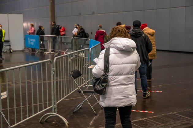 Pressetermin im Impfzentrum Leipzig. Hintergrund: Seit Jahresanfang ist das mobile Impfteam in Leipzig unterwegs, um Bewohnerinnen und Bewohner sowie Pflegepersonal in den rund 100 Alten- und Pflegeheimen der Stadt gegen COVID-19 zu impfen. In einem nächsten Schritt hat heute, am 11. Januar, das Impfzentrum auf der Neuen Messe Leipzig seine Arbeit aufgenommen. Zunächst werden dort Angehörige prioritär zu impfender Berufsgruppen mittels GruppenÂ­terminen geimpft, wie z.B. Mitarbeiter von Rettungsdiensten und ambulanten Pflegediensten. Ab Donnerstag, 14.01.2021, erhalten zusätzlich die ersten Leipziger ihre Coronaschutz-Impfung.