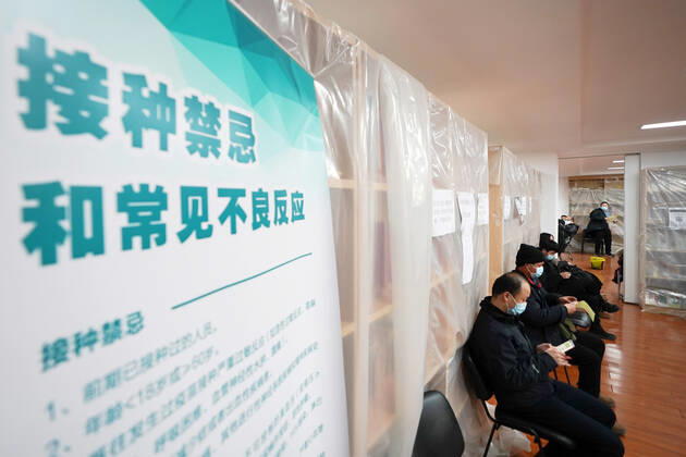 (210114) -- BEIJING, Jan. 14, 2021 -- Recipients of COVID-19 vaccine wait in the observation area at a temporary inoculation site in Dongcheng District in Beijing, capital of China, Jan. 14, 2021. Beijing is expected to complete administering the first dose of the jab among specific groups of people with higher infection risks by Friday. ) CHINA-BEIJING-COVID-19 VACCINE (CN) JuxHuanzong 