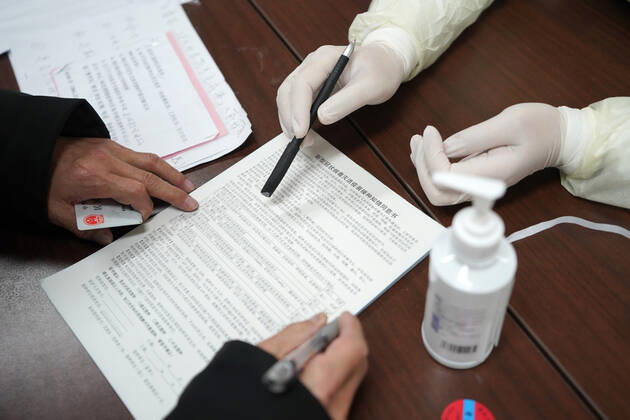 (210114) -- BEIJING, Jan. 14, 2021 -- A medical worker explains the content of the letter of informed consent to a recipient of COVID-19 vaccine at a temporary inoculation site in Dongcheng District in Beijing, capital of China, Jan. 14, 2021. Beijing is expected to complete administering the first dose of the jab among specific groups of people with higher infection risks by Friday. ) CHINA-BEIJING-COVID-19 VACCINE (CN) JuxHuanzong 