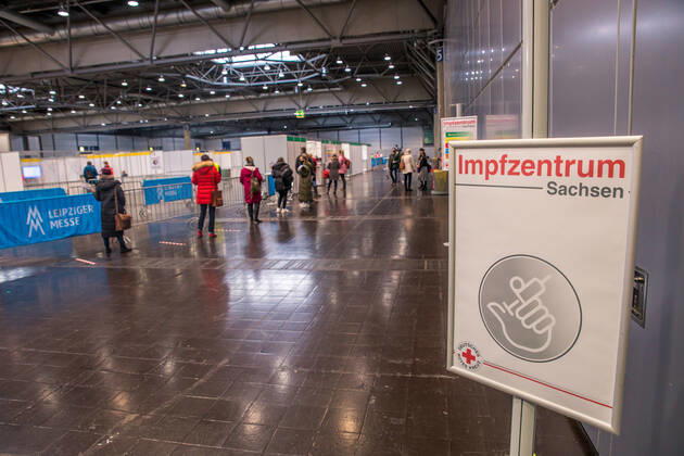 Pressetermin im Impfzentrum Leipzig. Hintergrund: Seit Jahresanfang ist das mobile Impfteam in Leipzig unterwegs, um Bewohnerinnen und Bewohner sowie Pflegepersonal in den rund 100 Alten- und Pflegeheimen der Stadt gegen COVID-19 zu impfen. In einem nächsten Schritt hat heute, am 11. Januar, das Impfzentrum auf der Neuen Messe Leipzig seine Arbeit aufgenommen. Zunächst werden dort Angehörige prioritär zu impfender Berufsgruppen mittels GruppenÂ­terminen geimpft, wie z.B. Mitarbeiter von Rettungsdiensten und ambulanten Pflegediensten. Ab Donnerstag, 14.01.2021, erhalten zusätzlich die ersten Leipziger ihre Coronaschutz-Impfung.