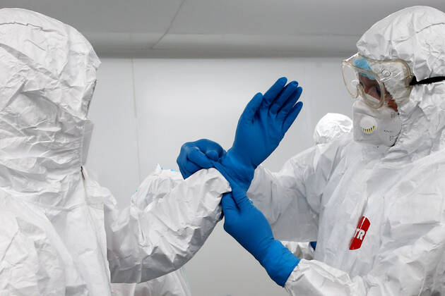 ST PETERSBURG, RUSSIA - JANUARY 14, 2021: Medical workers put on protective suits ahead of entering the Red Zone of a temporary infectious diseases hospital that treats COVID-19 patients at the Lenexpo Exhibition Complex. Peter Kovalev TASS  TS0F4253