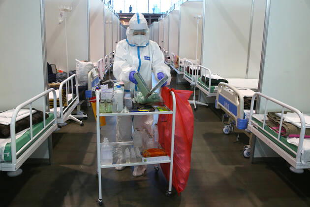 ST PETERSBURG, RUSSIA - JANUARY 14, 2021: A medical worker pushes a tray cart in the Red Zone of a temporary infectious diseases hospital that treats COVID-19 patients at the Lenexpo Exhibition Complex. Peter Kovalev TASS  TS0F4258