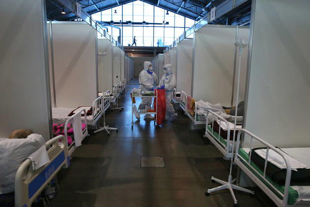 ST PETERSBURG, RUSSIA - JANUARY 14, 2021: Medical workers are pictured in the Red Zone of a temporary infectious diseases hospital that treats COVID-19 patients at the Lenexpo Exhibition Complex. Peter Kovalev TASS  TS0F4269