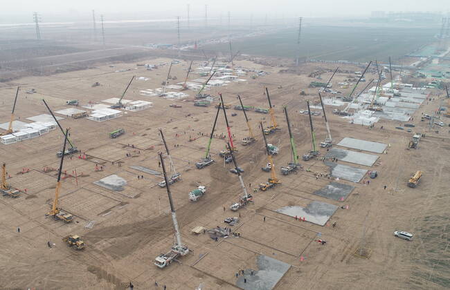 News Bilder des Tages (210114) -- SHIJIAZHUANG, Jan. 14, 2021 -- Aerial photo taken on Jan. 14, 2021 shows the construction site of a centralized medical observation center in Shijiazhuang, capital of north China s Hebei Province. Construction workers on Wednesday started building a centralized medical observation center in Shijiazhuang, capital of north China s Hebei Province, where clustered COVID-19 cases occurred. The isolation center will likely cover 33 hectares of area near a village in Zhengding County, Shijiazhuang. Three integrated housing producers in Tangshan City, Hebei, have been entrusted to produce 3,000 makeshift wards for the center. Each ward has a space of 18 square meters. ) CHINA-HEBEI-SHIJIAZHUANG-COVID-19-ISOLATION CENTER-CONSTRUC