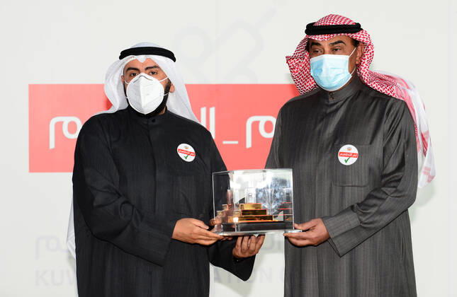 (210114) -- HAWALLI GOVERNORATE, Jan. 14, 2021 -- Kuwait s Minister of Health Bassel Al-Sabah (L) presents a COVID-19 vaccine capsule to the Prime Minister Sheikh Sabah Khaled Al-Hamad Al-Sabah at Kuwait Vaccination Center in Hawalli Governorate, Kuwait, Jan. 14, 2021. Kuwaiti people started to receive the second doses of COVID-19 vaccine on Thursday, as part of the national vaccination campaign at Kuwait Vaccination Center in Hawalli Governorate. (Photo by Xinhua) KUWAIT-HAWALLI GOVERNORATE-COVID-19-VACCINATION CAMPAIGN-SECOND DOSE Asad 