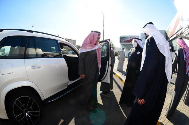 (210114) -- HAWALLI GOVERNORATE, Jan. 14, 2021 -- Kuwait s Prime Minister Sheikh Sabah Khaled Al-Hamad Al-Sabah (1st, L) is ready to receive the second dose of COVID-19 vaccine at Kuwait Vaccination Center in Hawalli Governorate, Kuwait, Jan. 14, 2021. Kuwaiti people started to receive the second doses of COVID-19 vaccine on Thursday, as part of the national vaccination campaign at Kuwait Vaccination Center in Hawalli Governorate. (Photo by Xinhua) KUWAIT-HAWALLI GOVERNORATE-COVID-19-VACCINATION CAMPAIGN-SECOND DOSE Asad 