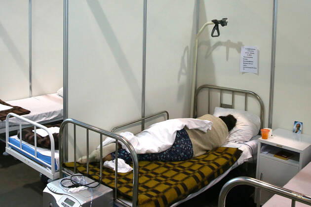 ST PETERSBURG, RUSSIA - JANUARY 14, 2021: A patient is seen in a unit in the Red Zone of a temporary infectious diseases hospital that treats COVID-19 patients at the Lenexpo Exhibition Complex. Peter Kovalev TASS  TS0F4277