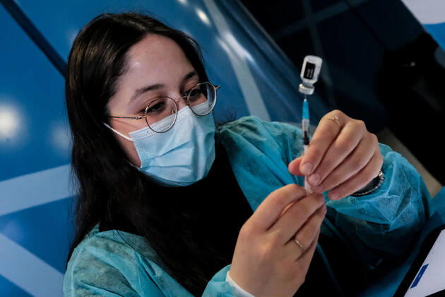 January 14, 2021, Jerusalem, Israel: Nurses administer COVID-19 vaccines at the Pais Arena Sports Complex in Jerusalem, converted into a Coronavirus vaccination center. Criteria is now either health workers, education workers, or the general public 50 years of age and above. The number of Israeli citizens who have received at least one dose of the Pfizer BioNTech vaccine has exceeded 2M as a mass vaccination campaign continues, and so does COVID-19 infection in the general public. Jerusalem Israel - ZUMAa126 20210114_zap_a126_005 Copyright: xNirxAlonx