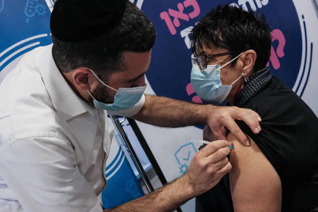 January 14, 2021, Jerusalem, Israel: Nurses administer COVID-19 vaccines at the Pais Arena Sports Complex in Jerusalem, converted into a Coronavirus vaccination center. Criteria is now either health workers, education workers, or the general public 50 years of age and above. The number of Israeli citizens who have received at least one dose of the Pfizer BioNTech vaccine has exceeded 2M as a mass vaccination campaign continues, and so does COVID-19 infection in the general public. Jerusalem Israel - ZUMAa126 20210114_zap_a126_007 Copyright: xNirxAlonx