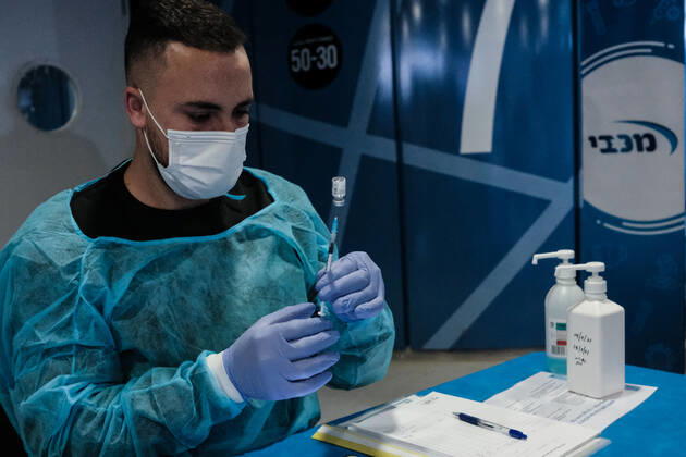 January 14, 2021, Jerusalem, Israel: Nurses administer COVID-19 vaccines at the Pais Arena Sports Complex in Jerusalem, converted into a Coronavirus vaccination center. Criteria is now either health workers, education workers, or the general public 50 years of age and above. The number of Israeli citizens who have received at least one dose of the Pfizer BioNTech vaccine has exceeded 2M as a mass vaccination campaign continues, and so does COVID-19 infection in the general public. Jerusalem Israel - ZUMAa126 20210114_zap_a126_008 Copyright: xNirxAlonx
