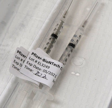 January 14, 2021, Racine, Wisconsin, USA: The first 70 doses of 140 doses of the Pfizer COVID-19 vaccine received for City of Racine firefighters are administered Thursday January 14, 2021 at the city health department in City Hall. The remaining doses will be administered Friday. Racine USA - ZUMAh154 20210114_znp_h154_006 Copyright: xMarkxHertzbergx