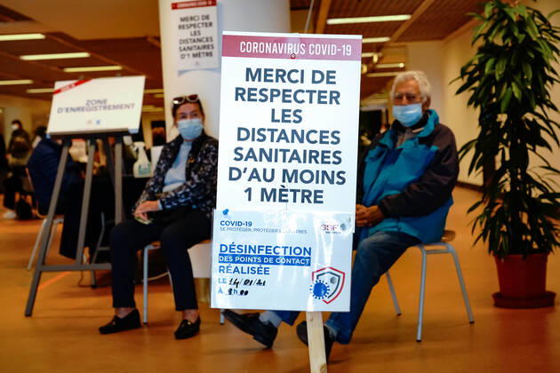 Les personnes de 75 ans et plus se font vacciner au centre de vaccination du palais des fesivals de Cannes - En attendant la vaccination NEWS : Campagne de vaccination au palais des festivals de Cannes - Cannes - 14 01 2021 NorbertScanella PanoramiC 
