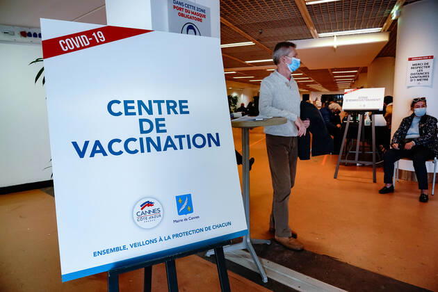 Les personnes de 75 ans et plus se font vacciner au centre de vaccination du palais des fesivals de Cannes - En attendant la vaccination NEWS : Campagne de vaccination au palais des festivals de Cannes - Cannes - 14 01 2021 NorbertScanella PanoramiC 