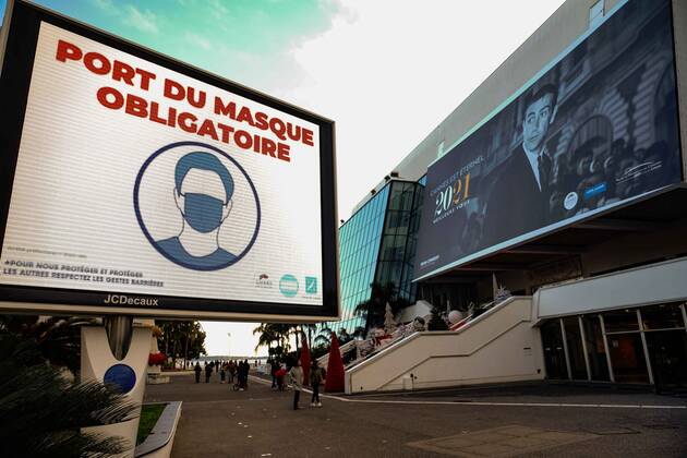 Les personnes de 75 ans et plus se font vacciner au centre de vaccination du palais des fesivals de Cannes - Panneau devant le palais des festivals NEWS : Campagne de vaccination au palais des festivals de Cannes - Cannes - 14 01 2021 NorbertScanella PanoramiC 