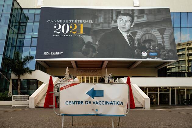 Les personnes de 75 ans et plus se font vacciner au centre de vaccination du palais des fesivals de Cannes - Panneau devant le palais des festivals NEWS : Campagne de vaccination au palais des festivals de Cannes - Cannes - 14 01 2021 NorbertScanella PanoramiC 