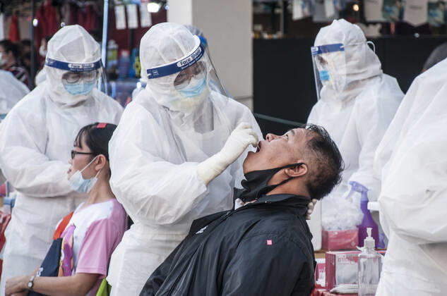 January 14, 2021, Bang Pu, Samut Prakarn, Thailand: A medical worker wearing a personal protective equipment (PPE) takes a nasal swab sample from a man at a Covid-19 testing centre..Thailand has recorded 271 new cases of coronavirus today (14 January 2021) bringing the total to 11262 cases. Bang Pu Thailand - ZUMAs197 20210114_zaa_s197_125 Copyright: xPeeraponxBoonyakiatx