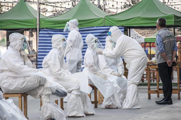 January 14, 2021, Bang Pu, Samut Prakarn, Thailand: Medical workers prepared themselves before they carry out Covid-19 swab tests for people at a Covid-19 testing centre..Thailand has recorded 271 new cases of coronavirus today (14 January 2021) bringing the total to 11262 cases. Bang Pu Thailand - ZUMAs197 20210114_zaa_s197_116 Copyright: xPeeraponxBoonyakiatx